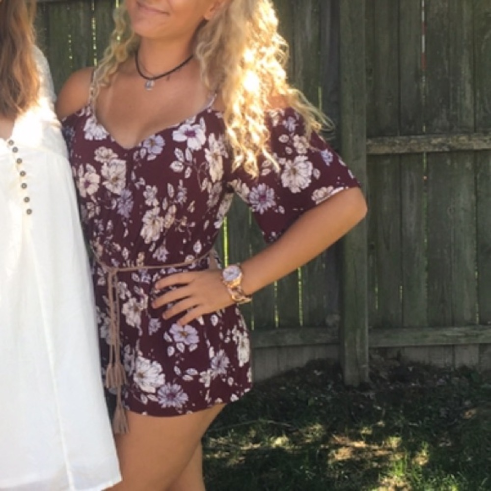 ⭐️SOLD⭐️ Beautiful maroon flower pattern ROMPER